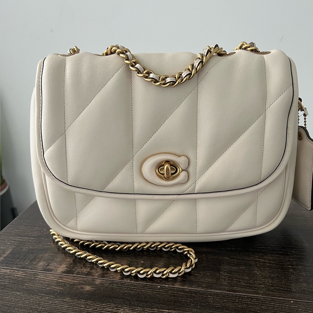 NWT Coach Madison Quilted Bag

Length: 9.25"
Height: 6.75"
Width: 3.25"